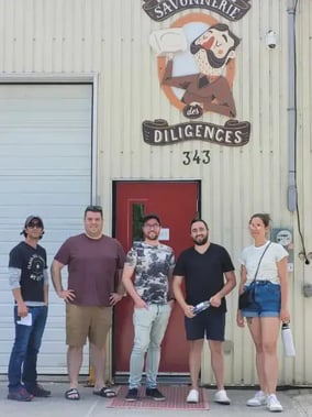 Photo des employés Parkour3 devant la Savonnerie des Diligences