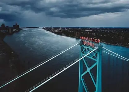 Vue d'un pont avec une rivière en arrière plan