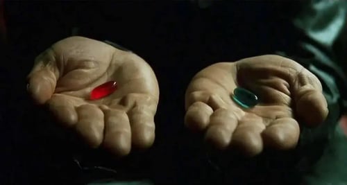 Mains ouvertes avec une pilule rouge et bleue dans chacune d'elle