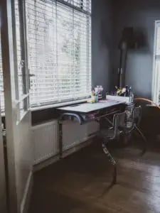 Une pièce rustique avec une petite table de bureau et chaise
