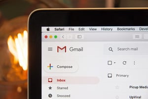 Vue rapproché du logo Gmail sur un écran d'ordinateur
