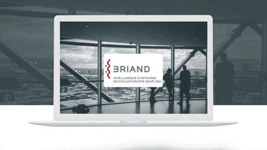 Vue du logo de Briand Intelligence d'affaires en Philanthropie (BIAP) inc. sur une image en noir et blanc de personnes devant de grandes fenêtres