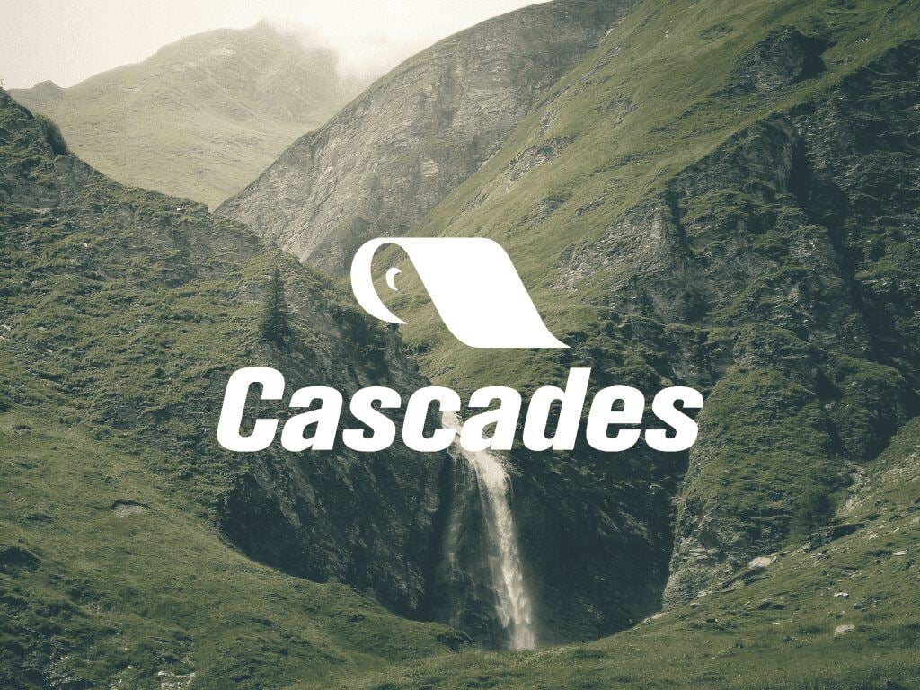 Logo de Cascades Pro sur une image en fond représentant des montagnes avec cascade d'eau