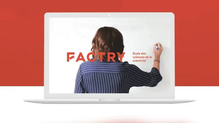 Logo de Factry apposé sur une image d'une personne qui écrit sur un tableau blanc.