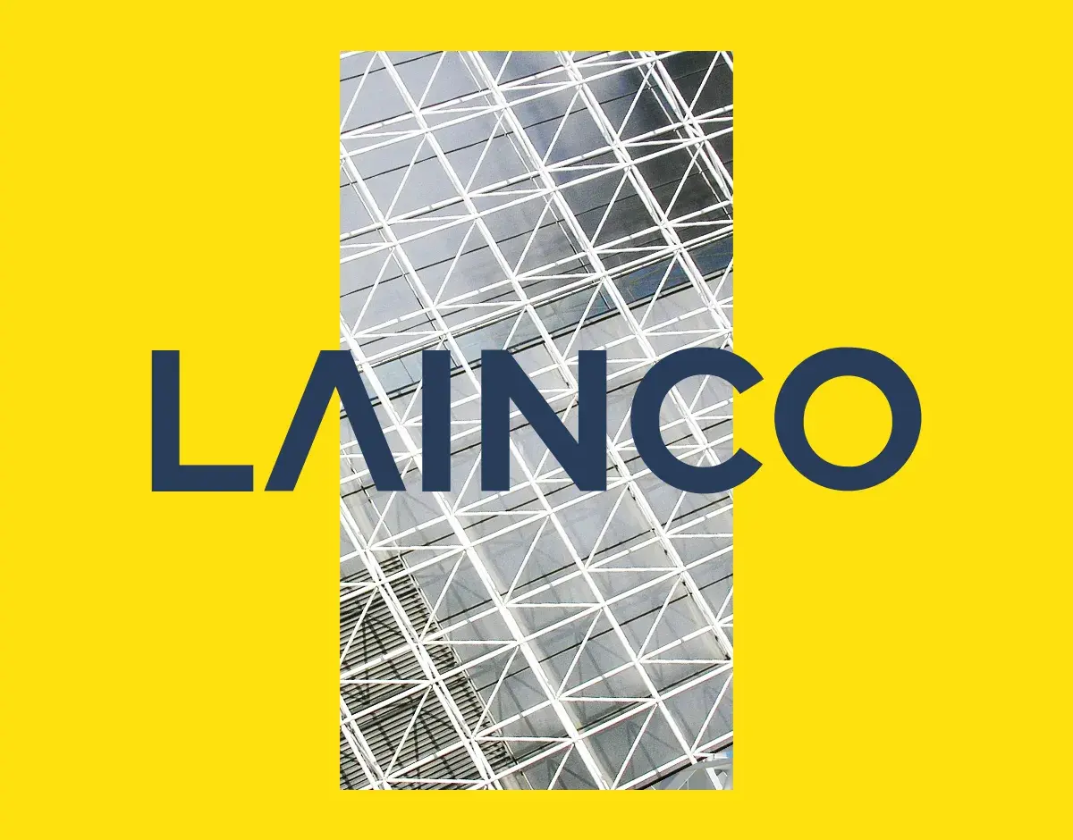 Montage d'image avec le logo de Lainco sur un fond jaune avec un insert d'une image rapprochée d'une structure métallique 