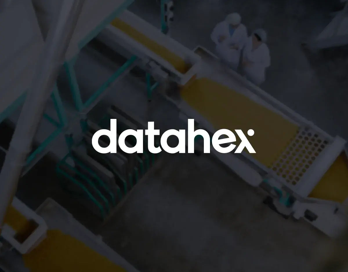 Logo de Datahex apposé sur une image d'usine agroalimentaire