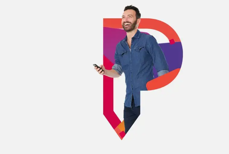 Montage du P stylisé du logo de Parkour3 et d'un homme avec un téléphone dans la main